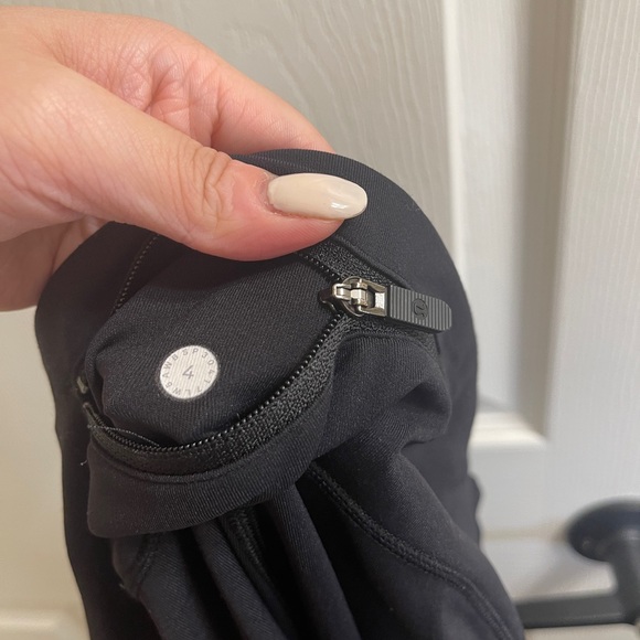 Lululemon Black Legging with Pockets 4 - Picture 4 of 4